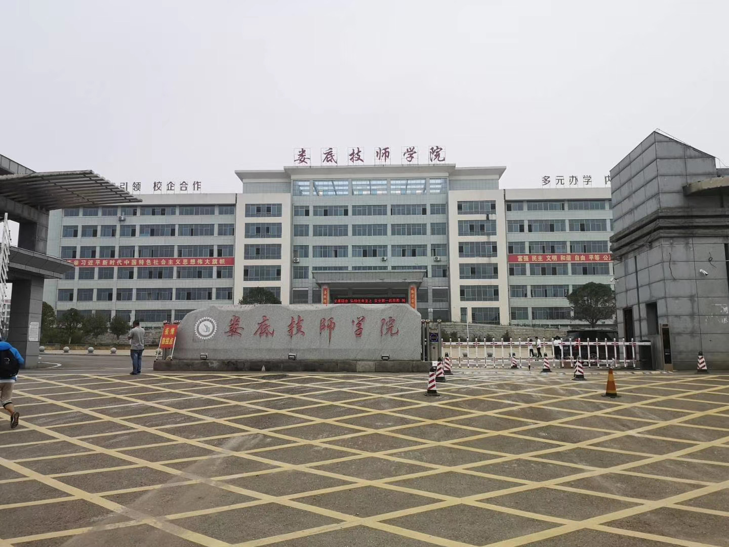 長沙雷隆智能科技有限公司,車牌識別系統(tǒng),停車收費系統(tǒng),車牌識別一體機,智能通道閘,湖南車牌識別道閘系統(tǒng),人行通道閘,智能道閘